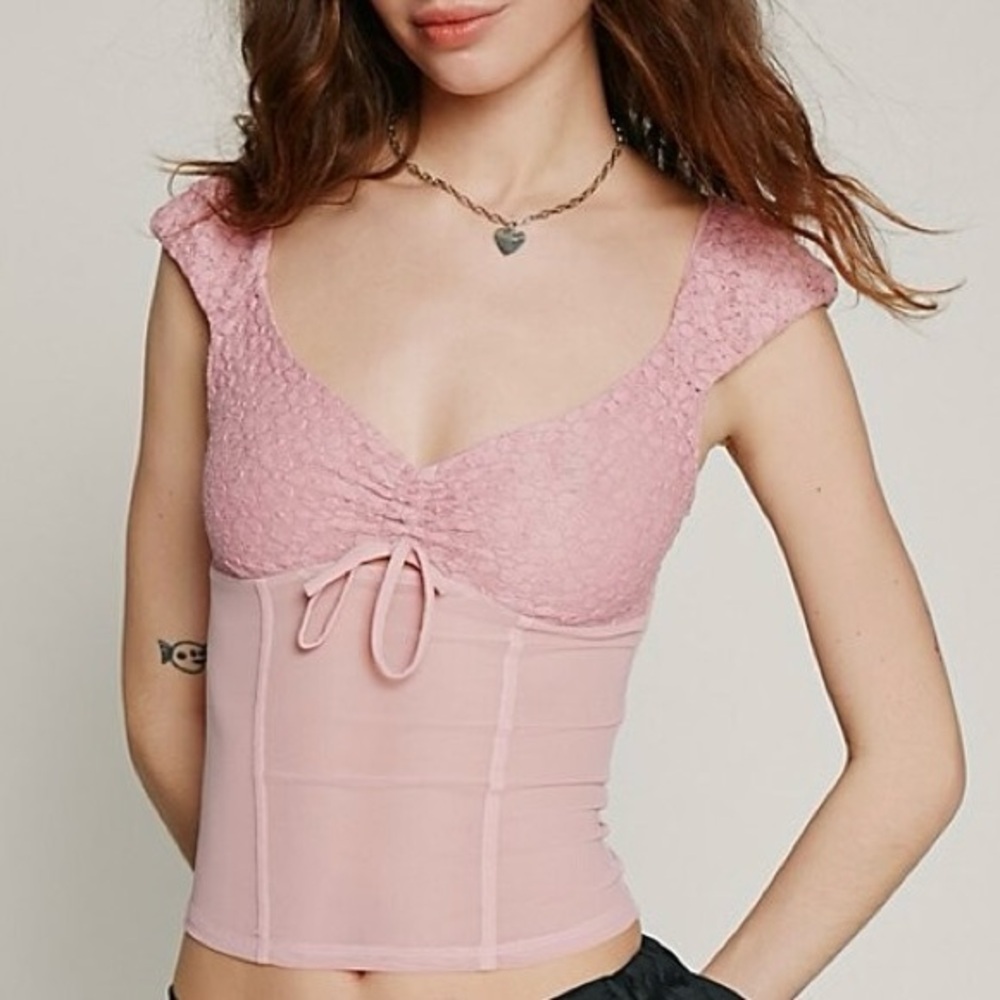 URBAN OUTFITTERS UO Kimchi Blue Dalilah Lace Cropped Top Pink NEW NWOT
